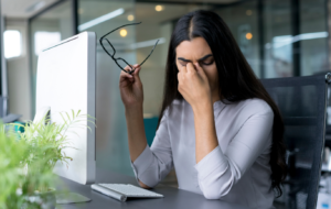 چرا مالیدن چشم‌ها خطرناک است؟