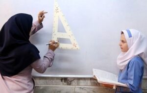 اگر معلمان غیررسمی صلاحیت نداشتند چرا تا امروز از آن‌ها استفاده کرده‌اند؟