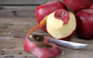 خوردن پوست میوه‌ها برای سلامتی ضرر دارند یا فایده؟