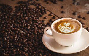 تبلیغ متفاوت کافه ای در شیراز برای فروش قهوه به رهگذران (+عکس)