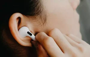 خطرات استفاده از هندزفری های بی سیم و بلوتوثی که تاکنون نمی دانستید!