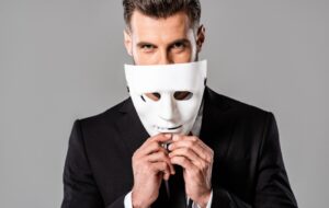 ۸ نشانه مهم برای تشخیص افراد غیرقابل اعتماد در زندگی