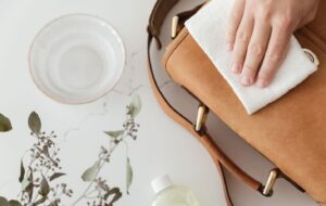 نحوه تمیز کردن صحیح و اصولی انواع کیف با جنس‌های مختلف