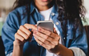 ۸ آسیب خطرناک استفاده طولانی مدت از گوشی های هوشمند