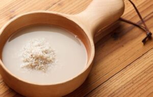 خواص معجزه آسای آب برنج برای پوست و مو که باورتان نمی شود!