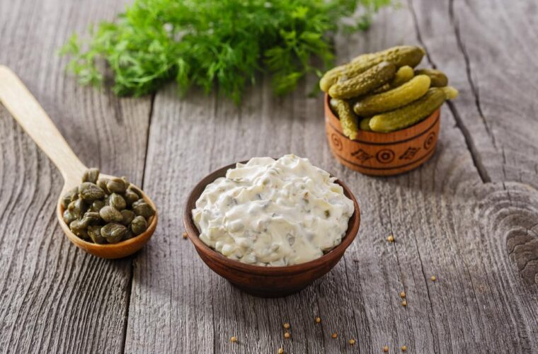 دستور تهیه سس خیار شور،بهترین گزینه برای انواع ساندویچ ها و غذاهای فست فودی