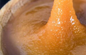 چگونه عسل شکرک زده را به حالت اولیه برگردانیم؟