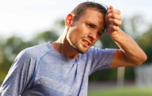 ۱۰دلیل و علت اصلی عرق کردن زیاد بدن که لازم است بدانید