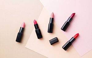 ۳ رنگ زیبای رژلب که دندان ها را سفید و درخشان تر نشان می دهد