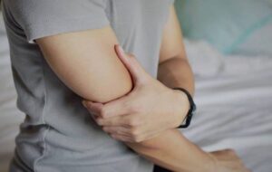 دلایل مهم و اصلی بی حس شدن دست در خواب