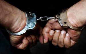 کشف یک دستگاه فلزیاب از خودروی تحت تعقیب قضایی در رامجرد فارس