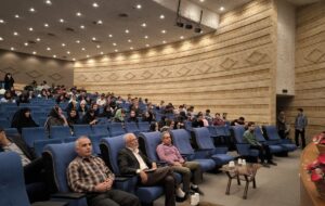 اعتراض به عدم حضور روسای ستاد دو کاندیدا در مناظره دانشگاه شیراز (+ویدئو)