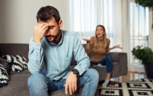 چند نشانه که همسرتان دارد شما را آزار روانی می دهد