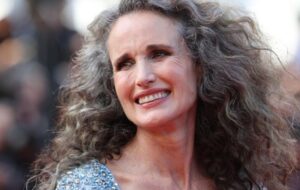 چرا نباید موهای سفید و خاکستری را کند؟