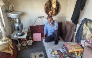 زندگی عجیب یک جانباز در تهران که باور نمی کنید !