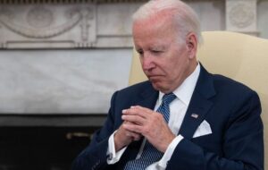 ببینید| بایدن باز هم گم شد