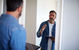 خودگویی یا «حرف زدن با خود» چیست؟ چه افرادی بیشتر با خود حرف می‌زنند؟