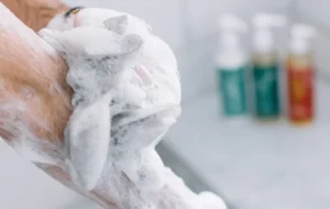 برای حمام کردن صابون قالبی بهتر است یا شامپو بدن؟