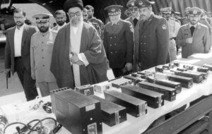 عکس جوانی وحید حقانیان و اسحاق جهانگیری در اصفهان