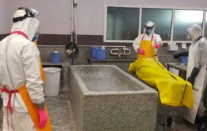  ویدئوی غسل میت و کفن شدن پزشک قلابی برای فرار از دستگیری