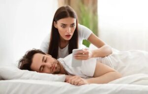 نشانه‌های رایج مردان خیانتکار که باید حتما هوشیار باشید