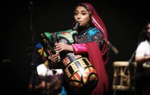 ویدئوی نی‌انبان نوازی معرکه دختری جوان که خودتان ببینید