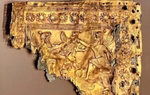 پلاک تاریخی ۲۵۰۰ ساله طلایی دوران هخامنشی در موزه قطر+عکس