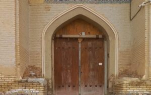 چرا درب کاروان‌سرای جهانی ایزدخواست به‌روی گردشگران بسته است؟