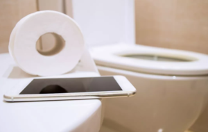 بردن تلفن همراه به توالت توصیه نمی شود، چرا ؟