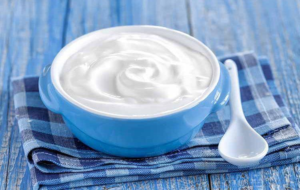 دلیل آب انداختن ماست خانگی + راه های جلوگیری