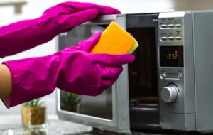 ترفندهای جادویی و راحت تمیز کردن مایکروویو