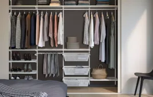 ۱۰ اشتباه رایج نگهداری لباس ها در کمد که آنها را نابود می کند