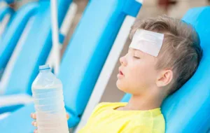 راه های جلوگیری از گرمازدگی در کودکان + علائم و نشانه های آن