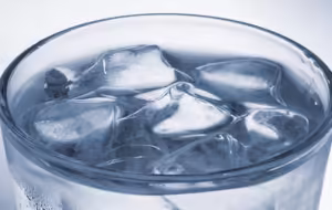 عوارض خطرناک نوشیدن آب یخ که باورتان نمی شود!