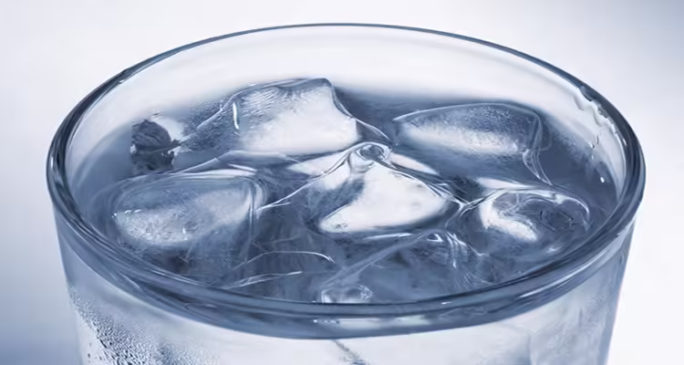 خطرات و عوارض نوشیدن آب یخ
