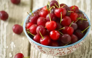 افرادی که نباید آلبالو بخورند!