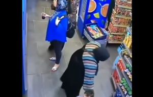 ببینید|لحظه دزدیدن کودک جلوی چشمان مادرش که باور نمی کنید