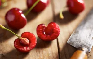 ۹ روش هسته گیری راحت گیلاس و آلبالو بدون دستگاه