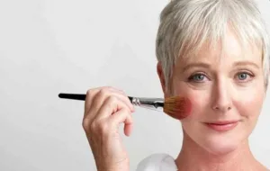 چند نکته طلایی و مهم آرایشی برای خانم های بالای ۴۰ سال