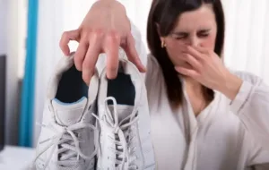 تکنیک های ساده و موثر خانگی برای رفع بوی بد کفش