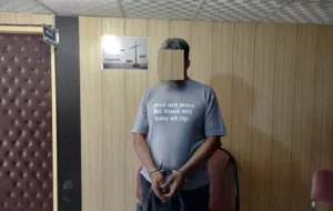 عکس مردی که با خودرو به هیئت عزاداری در داراب حمله کرد