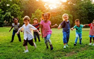 ۵ نکته برای بازی کودکان بیرون از خانه در تابستان که والدین بدانند