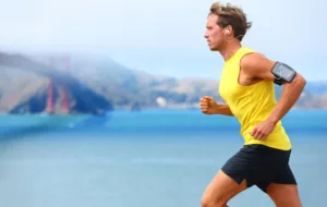 کدام یک کالری بیشتری می‌سوزاند:دویدن یا پیاده‌روی؟