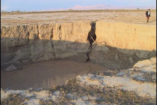 میانگین 1 متری فرونشست در دشت مرودشت در نه سال گذشته/شکاف‌های زیاد در مرز سنگی تخت‌جمشید و نقش‌رستم