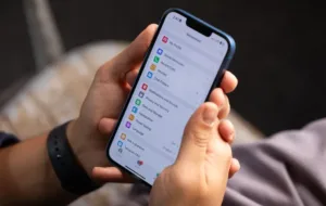 چطور موقع کار با آیفون در خودرو حالت تهوع نگیریم؟