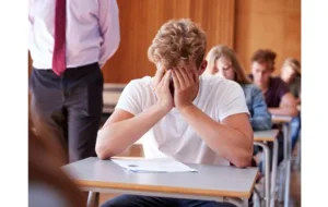 تاثیر منفی سقف سالن برگزاری آزمون بر نتیجه امتحان دانش آموزان و دانشجویان