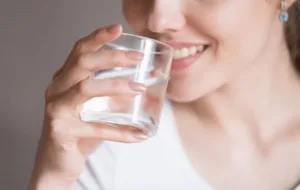 در گرمای تابستان روزانه باید چقدر آب بخوریم؟