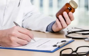 با دیدن دست‌خط این پزشک کیف کنید+عکس