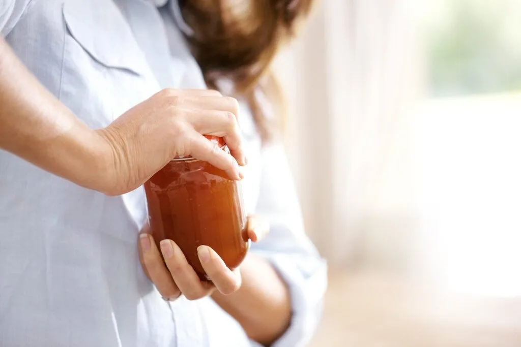 باز کردن درب بطری شیشه ای
