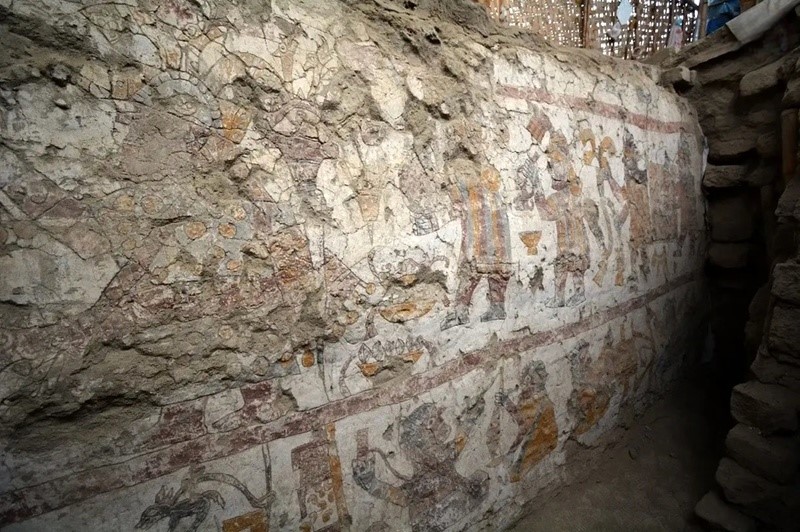 Discovering strange paintings on the wall of an ancient queens palace 1